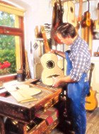 Horst Peter Lederer in der Werkstatt